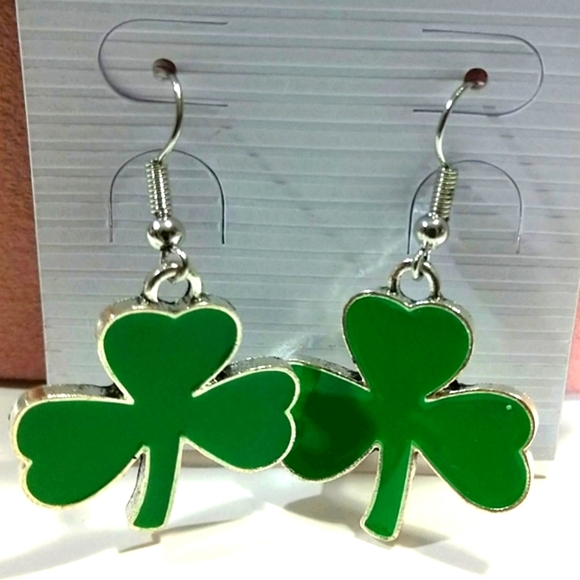 St.Patty's☘️☘️🆕Shamrock ☘️ Pierced Earrings 1.5" Dangle Green & Silver. NWT - Picture 2 of 10